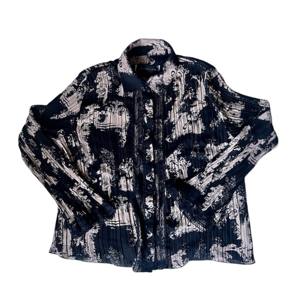 Jennifer Lloyd plisse button up